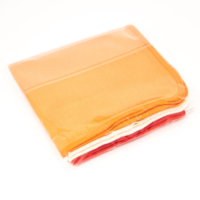 Vier Möbelpoliertücher in orange, rot und weiß.
